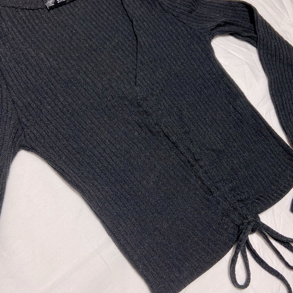 SHEIN Bell Sleeve Sweater. Black. Medium - Picture 5 of 8